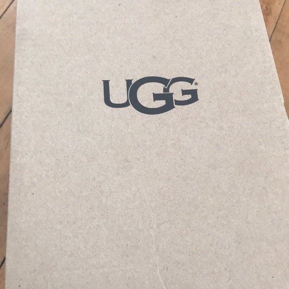 ⚡️SOLD⚡️Silver Metallic sneakers - Picture 3 of 4